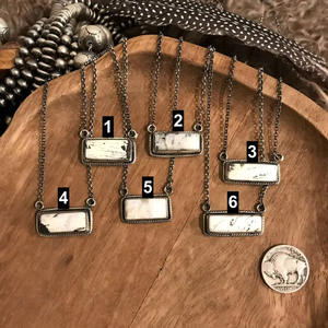 Collier fait à la main le petit chef buffle blanc en argent sterling plaqué or rhodié avec technologie d'incrustation de réglage de lunette - Product Image 1