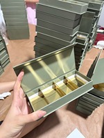 Boîte rigide élégante vert sauge à fermeture magnétique avec doublure dorée, boîte en papier d'art imprimée UV sur mesure pour la vente en gros