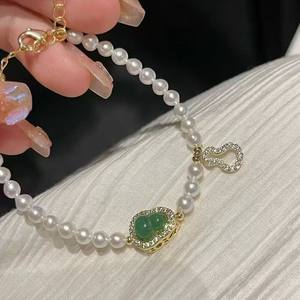 Bracelet exquis en chalcédoine verte médiévale avec boucle en forme de gourde, perles de culture d'eau douce blanches naturelles, pendentifs porte-bonheur en perles - Product Image 2