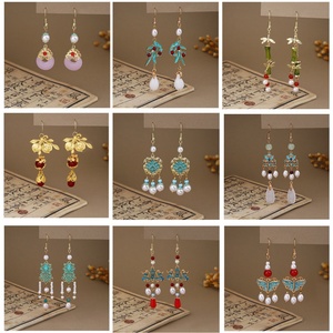 Nouvelles <span class=keywords><strong>boucles</strong></span> <span class=keywords><strong>d</strong></span>'oreilles pour femmes en alliage plaqué or de style chinois vintage avec papillon, goutte <span class=keywords><strong>d</strong></span>'eau, imitation perle et pompon - Product Image 5