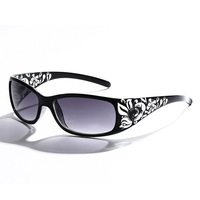 Lunettes de soleil pour femmes découpées au laser avec accents de diamant Nuances de lentilles PC à la mode pour la protection UV