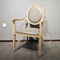 Fauteuil à dossier ovale en aluminium à grain de bois clair avec siège rembourré en tissu gris