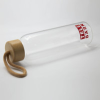 Bouteille de voyage personnalisée en verre borosilicate avec couvercle en bambou et manchon en liège, logo et couleur personnalisés, style américain, pour boissons
