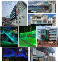 Rampe en verre sans cadre avec profilé en U en aluminium et éclairage LED, design moderne pour balcon, terrasse extérieure, balustrade et main courante.