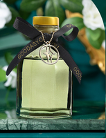 Diffuseur de parfum en verre plat vert olive foncé avec ruban et pendentif cerf, bâtonnets en fibre noire, décoration de luxe pour la maison et la salle de bain