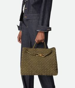 Bolso de mano pequeño Andiamo de Bottega BV en piel Intrecciato flexible con detalle de nudo distintivo y correa cruzada deslizante Veneta - Product Image 1