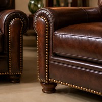 Ensemble de canapés modernes et durables en cuir véritable avec cadre en bois et éponge, finition cloutée marron pour salon, hôtel, appartement, salle de séjour