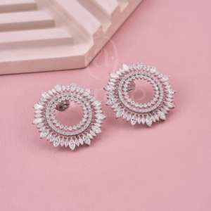 Boucles d'oreilles étoile en or blanc 14 carats avec diamants pour bijoux de luxe de créateur et tenue élégante - Product Image 1