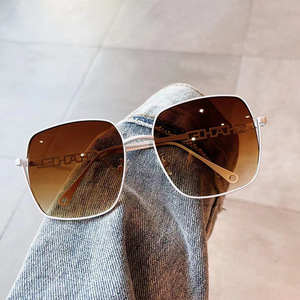 Gafas de Sol Qianai con Marco Metálico Grande para Mujer, Lentes de PC con Protección UV400, Diseño Cuadrilateral, Protección Solar para Salidas y Fiestas - Product Image 2