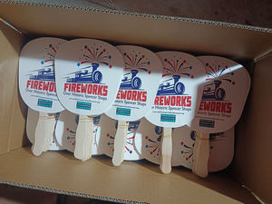 Ventiladores de mano de cartón de papel con forma y logotipo personalizados con palo de madera - Product Image 6