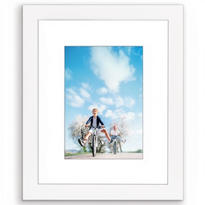 Cadre <span class=keywords><strong>photo</strong></span> en bois composite durable Miyu, affichant des photos de 5x7 et 8x10, installation sur table - Product Image 1