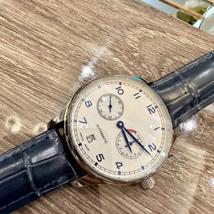 Reloj automático para hombre con esfera color crema, indicador de reserva de energía y correa de cuero azul para uso formal e informal - Product Image 1