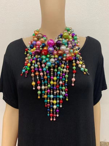 Grand ensemble de bijoux africains de luxe plaqué or, avec collier et boucles d'oreilles à plusieurs couches et perles d'imitation colorées, et pampilles imposantes - Product Image 6