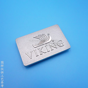 Plaque métallique Viking 40x28mm en alliage de zinc avec logo en relief pour sacs - Product Image 1