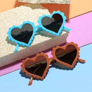 Occhiali da Sole Personalizzati a Forma di Cuore in Plastica, Unisex, Stile Cartoon per Bambini - Product Image 2