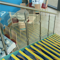 Balustrade d'escalier intérieure en verre avec poteaux en acier inoxydable et main courante en bois