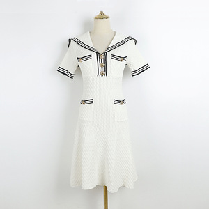 Vestido <span class=keywords><strong>de</strong></span> punto <span class=keywords><strong>de</strong></span> manga corta con cuello marinero, a rayas blancas y negras, con cola <span class=keywords><strong>de</strong></span> pez, hebilla dorada y cuatro bolsillos, falda larga, venta al por mayor. - Product Image 1