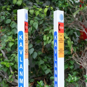 Tùy chỉnh <span class=keywords><strong>PVC</strong></span> góc phần tam giác cực cột cho đăng bài Ống Nhựa Tùy Chỉnh nhựa tam giác hồ sơ - Product Image 3