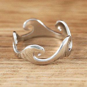 Anello Minimalista a Onda Irregolare Unisex, Design Liscio e Lucido, Gioiello di Moda per Uso Quotidiano - Product Image 3
