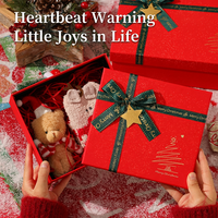 Boîte cadeau de Noël rouge, emballage de Noël avec ruban, écharpe, tasse isotherme, boîte cadeau pour la veille de Noël
