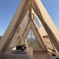 Cabine d'air triangulaire de luxe de 4 m² à montage rapide et intérieur spacieux pour les centres de glamping, les retraites en plein air et les événements