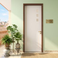 Armoire en bois massif blanc crème à trois portes vitrées verticales pour chambre à coucher, chambre d'hôtes ou de villégiature, avec ensemble de portes intérieures