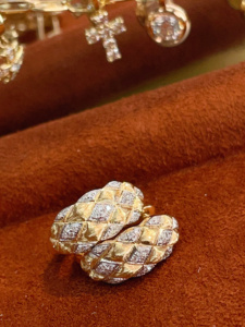 เครื่องประดับซินฟลายสำหรับผู้หญิง ทองคำแท้ 18K ต่างหูเพชรธรรมชาติ สำหรับงานแต่งงาน วันเกิด วันครบรอบ ของขวัญสำหรับคุณแม่ แฟนสาว - Product Image 3