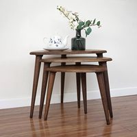 Ensemble de 3 tables gigognes solides en chêne du milieu du siècle avec pieds coniques Meubles de maison en bois de style rétro