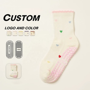 Calcetines de yoga antideslizantes Evolution Grip de punto personalizado Calcetines de Pilates antideslizantes de corazón pequeño con longitud de tripulación de marca para la temporada de primavera - Product Image 1