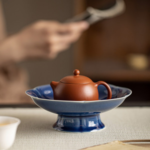 Plato alto de cerámica de inspiración zen china con forma de flor y patrón de nubes auspiciosas para frutas y aperitivos, ideal para fiestas. - Product Image 3