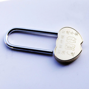 กุญแจทองเหลืองรูปหัวใจขัดเงาบนสะพานรักล็อคแสดงเสียงสระโรแมนติก - Product Image 3