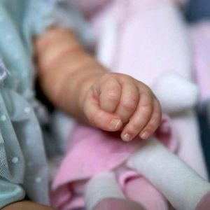 Muñeca Reborn OtardDolls de 45 cm, cuerpo completo de vinilo, muñeca realista para coleccionistas y niños - Product Image 4