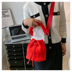 设计师时尚潮流刺绣字母斜挎包高品质毛茸茸手柄肩部保暖毛皮拉绳桶手提包 - Product Image 2