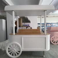 Keranjang makanan penutup akrilik putih desain populer Bar dapat dilipat dengan roda tampilan makanan untuk dekorasi acara pernikahan
