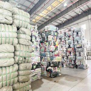 Chinesische Fabrik Großhandel Damen 2-teiliges Dünnes Samt-Set Anzug Trainingsanzug Import Gebrauchte Kleidung Gemischte Ballen zum Verkauf - Product Image 3