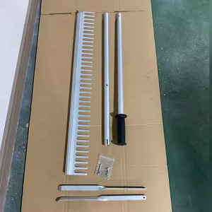 Râteau de jardinage agricole robuste avec manche léger en aluminium pour l'entretien des plantes et la tonte de la pelouse - Product Image 4