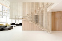 Escalier en bois flottant sur mesure de luxe, système d'escalier à monopoutre avec monte-escalier ouvert pour la maison