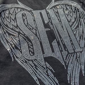 เสื้อยืดสตรีทแวร์ลายกราฟิกพิมพ์ดิจิทัล คอกลม ทรงโอเวอร์ไซส์ แต่งรอยขาด ล้างสีแบบแอซิด ประดับคริสตัล ผลิตโดยผู้ผลิตเสื้อยืด - Product Image 4