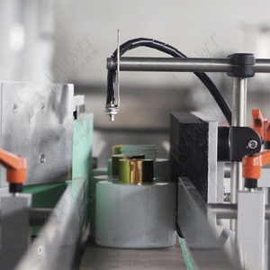 Machine d'étiquetage de bouteilles rondes LWT pour les pinces de homard en conserve, les galettes de <span class=keywords><strong>crabe</strong></span>, le lait concentré, les pots de yaourt grec et les bouteilles de sauce cocktail - Product Image 2