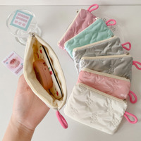 Pochette cosmétique matelassée en forme de cœur, petite bourse portable pour femmes, pochette de rangement pour écouteurs et câbles de données, fermeture à glissière