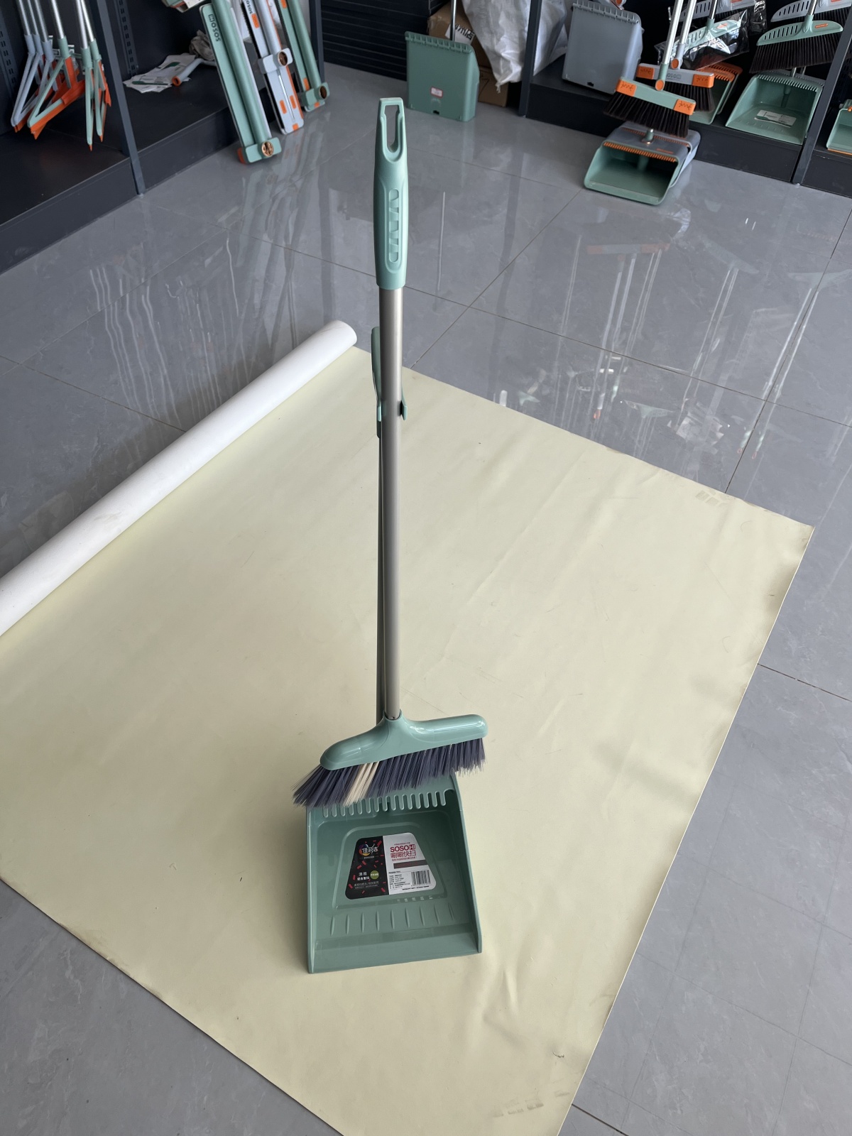 สีเทาเงิน/สีเขียวเข้ม