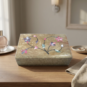 Boîte à bijoux en pierre savonneuse avec gravure - Product Image 1