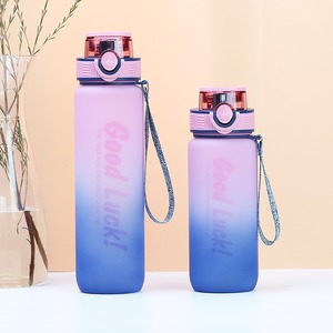 Borraccia in Plastica con Colore Sfumato: Bottiglia Portatile di Grande Capacità per Sport all'Aperto e Fitness - Product Image 1