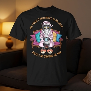 Camiseta promocional: De la cama al sofá, no puedo detener la imaginación de mi gato - Product Image 3