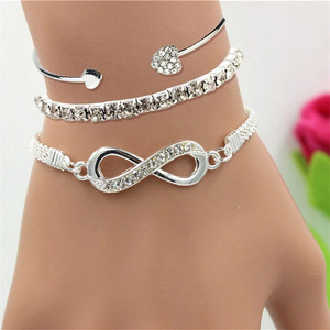 Ensemble de 3 bracelets manchette ouverte Cœur Infini en alliage et diamant, <span class=keywords><strong>bijoux</strong></span> de mode de <span class=keywords><strong>luxe</strong></span> léger pour femmes, vente en gros - Product Image 4