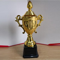 Guangzhou Großhandel Fabrikpreis WANGZHE Metall-Trophäenpokale Kundenspezifisch Gravierte Turmförmige Auszeichnung Fußball Gold Handgefertigte Geschenkbox