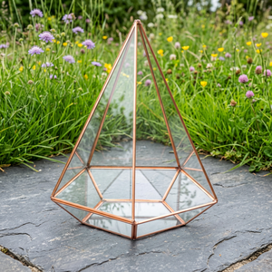 Terrarium en verre pyramidal avec cadre en métal doré rose, décoration moderne pour la maison et les mariages, vase de table, taille personnalisable - Product Image 1