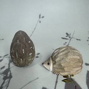 La serie de adornos de madera maciza para coche de la serie Little Hedgehog, tallados a mano por Shengx, pueden ser utilizados como colgantes y decoraciones de escritorio. - Product Image 4