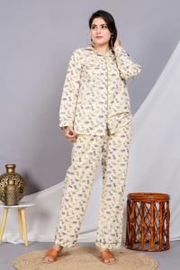 Conjunto de pijama estampado de algodón suave para mujer, incluye top con botones y pantalones elásticos cómodos, ideal para ropa de dormir relajada - Product Image 6