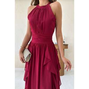 ชุดราตรีผ้าชีฟองสีแดงเบอร์กันดี ดีไซน์หรูหรา คอแบบผูก สายเดี่ยว ทรงเอไลน์ แต่งระบาย เอวเข้ารูป ชั้นผ้าบางเบา ความยาวปานกลาง - Product Image 2